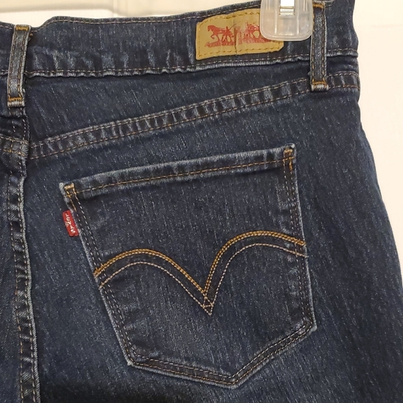 Levi's Classic Blue Women's Jeans with a Sexy, Date night, Curve Appeal - Picture 4 of 5